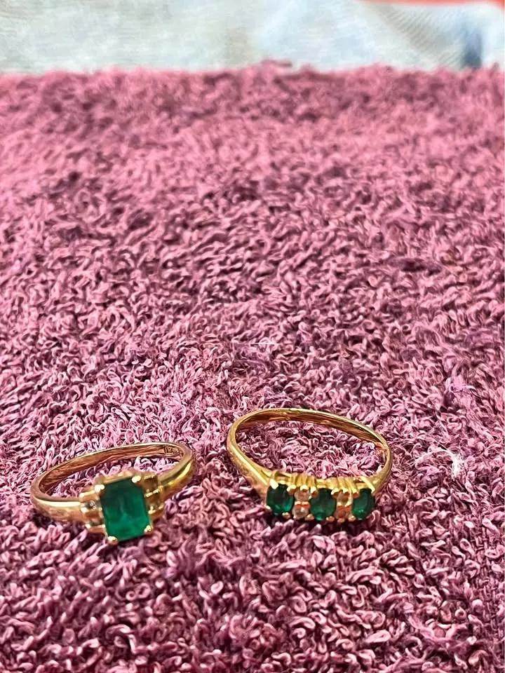 Garage sale in Silkstone QLD: jewellery rings, kayak, rugs and household goods