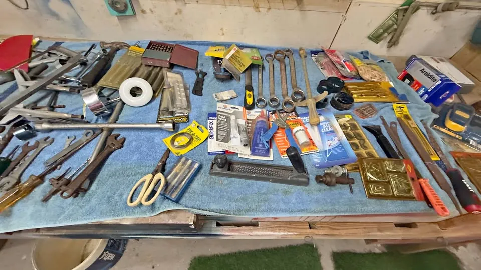 Garage sale in Sunnybank QLD: tools, windows, doors and kitchen cabinets