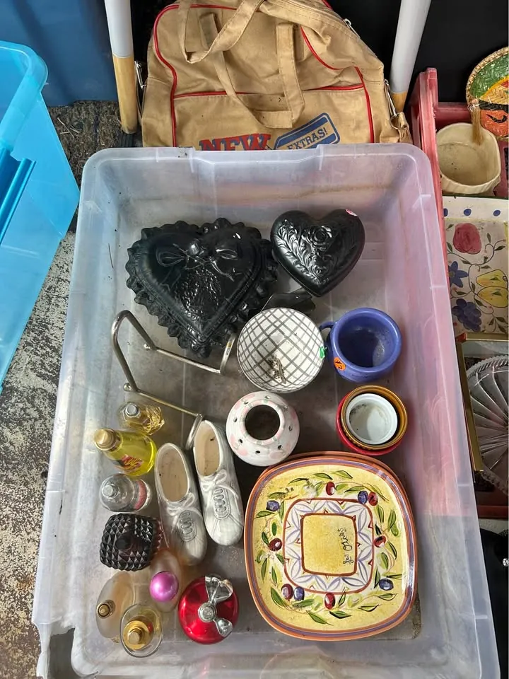 Garage sale in Eden Hill WA: diverse items each $1